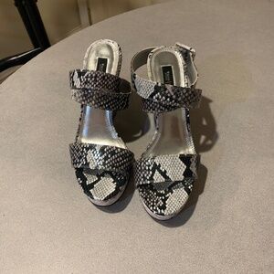 White House Black Market Black/White Snakeprint Wedge Platform Sandals sz 8.5 M